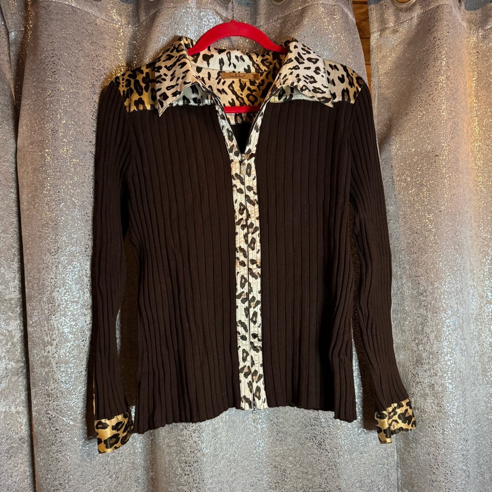 Women’s Belldini Long sleeve leopard trim top!